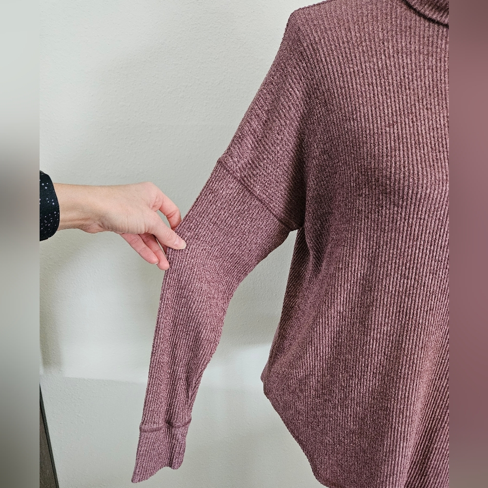 American Eagle Pink Turtle Neck Sweater- xs oversized - Picture 3 of 9